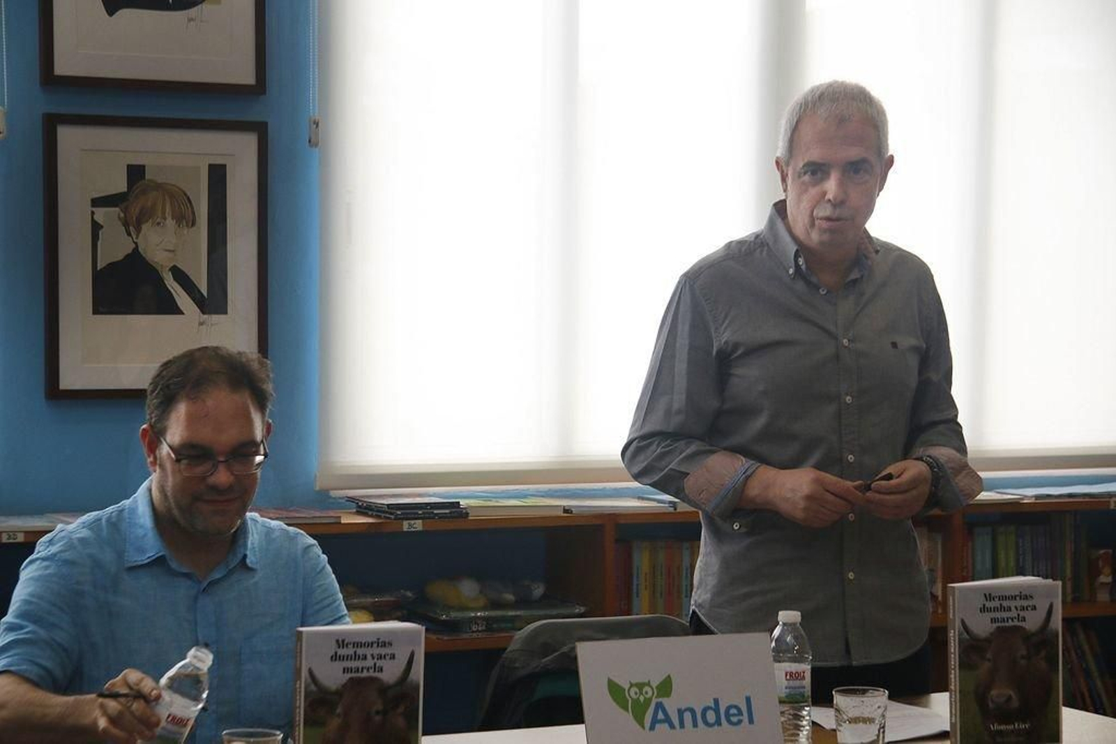 Afonso Eiré, en pé, presentou o seu libro onte en Andel.