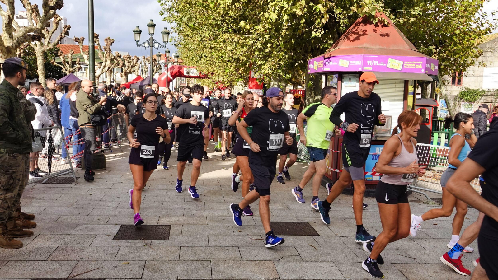 Los participantes en la carrera solidaria de Avempo toman la primera curva del circuito.