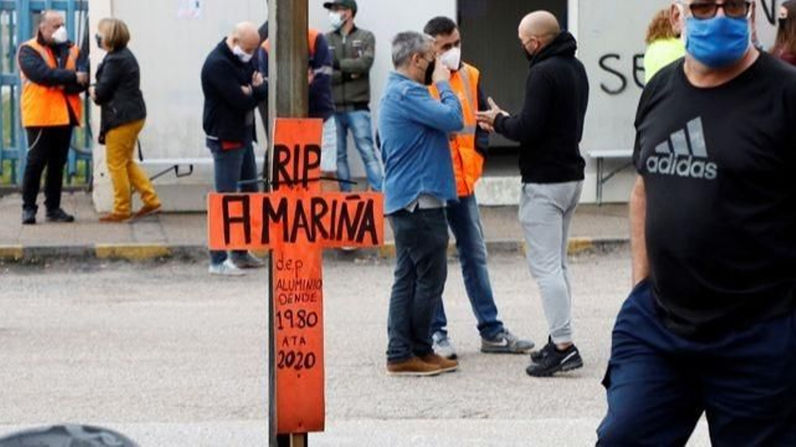 Trabajadores de Alcoa durante su protesta ante la fábrica.