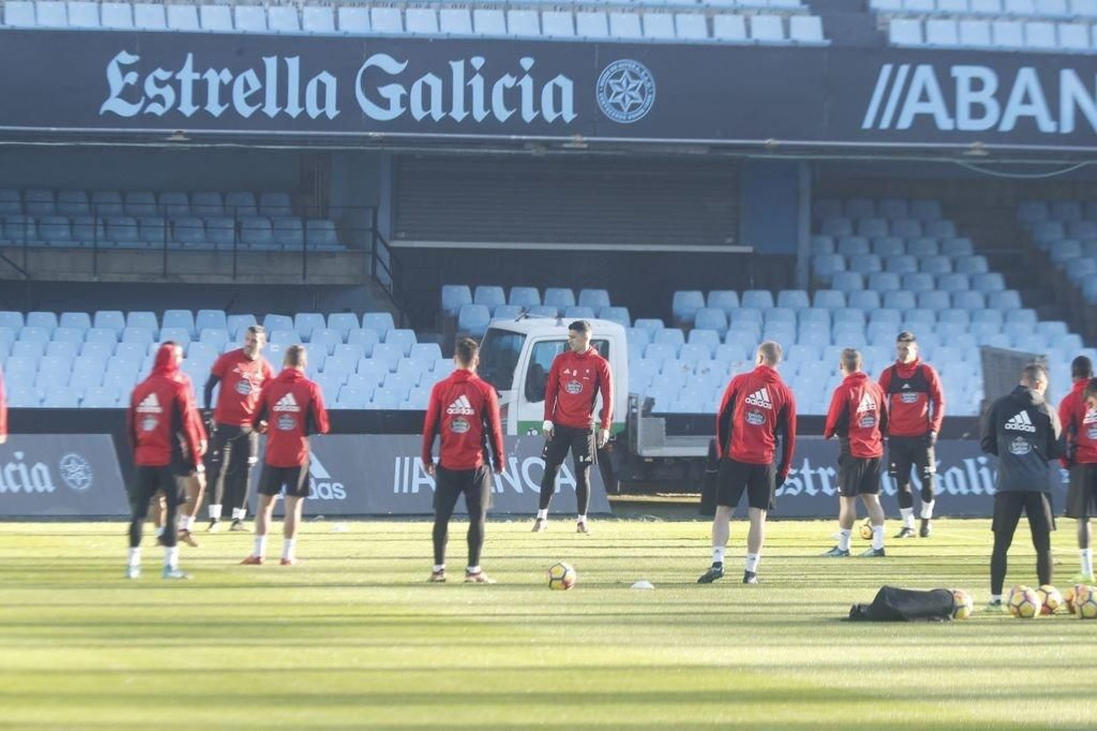 Daniel Wass le susurra al oído a Sergi Gómez durante el entrenamiento matinal de ayer del conjunto celeste en el estadio de Balaídos.