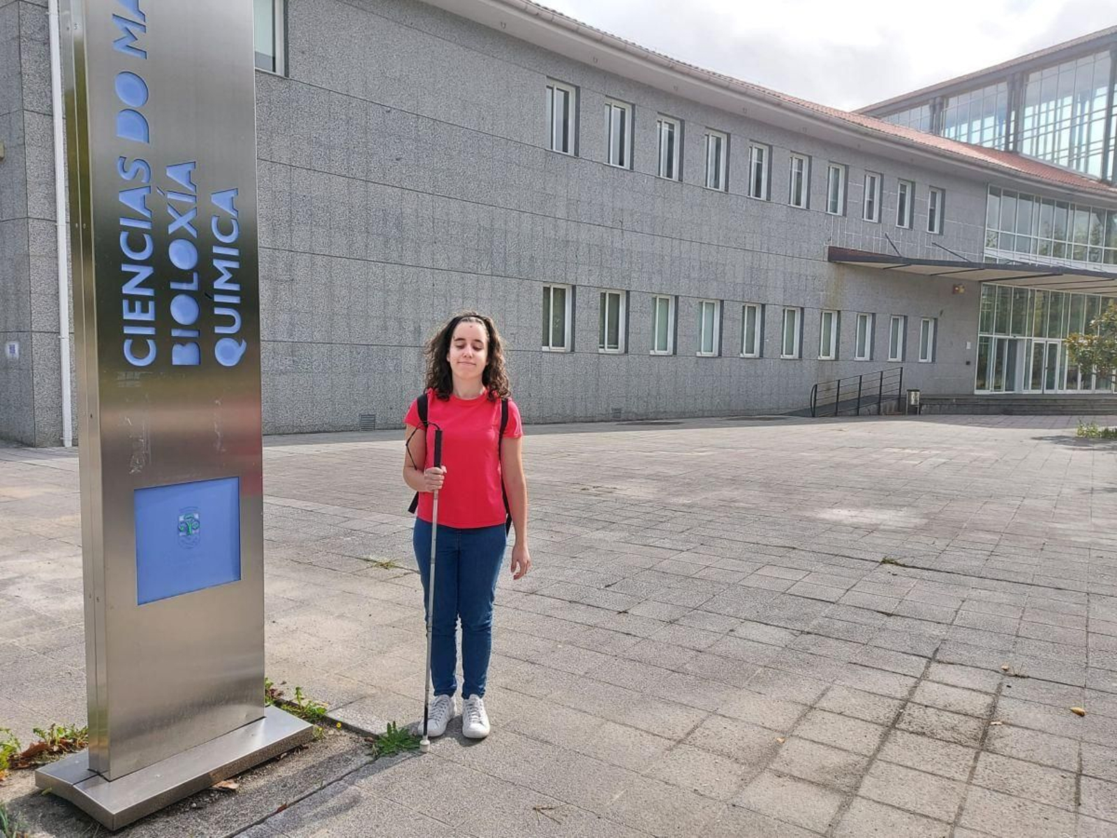 Los alumnos disponen de los mismos materiales que el resto de sus compañeros, tras un arduo proceso de adaptación. Un coordinador de caso se desplaza a los centros donde estudian, pero de mayores ganan autonomía aunque siguen teniendo a una persona de referencia a la que pueden llamar.