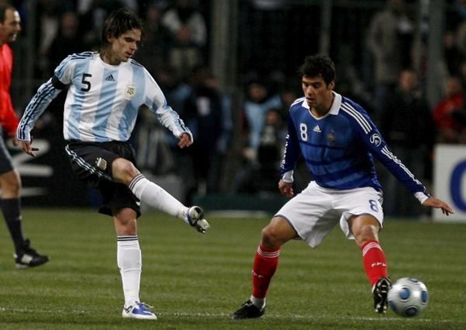 El delantero del Real Madrid, Gago, golpea el balón en rpesencia del francés Gourcuff. (Foto: EFE)