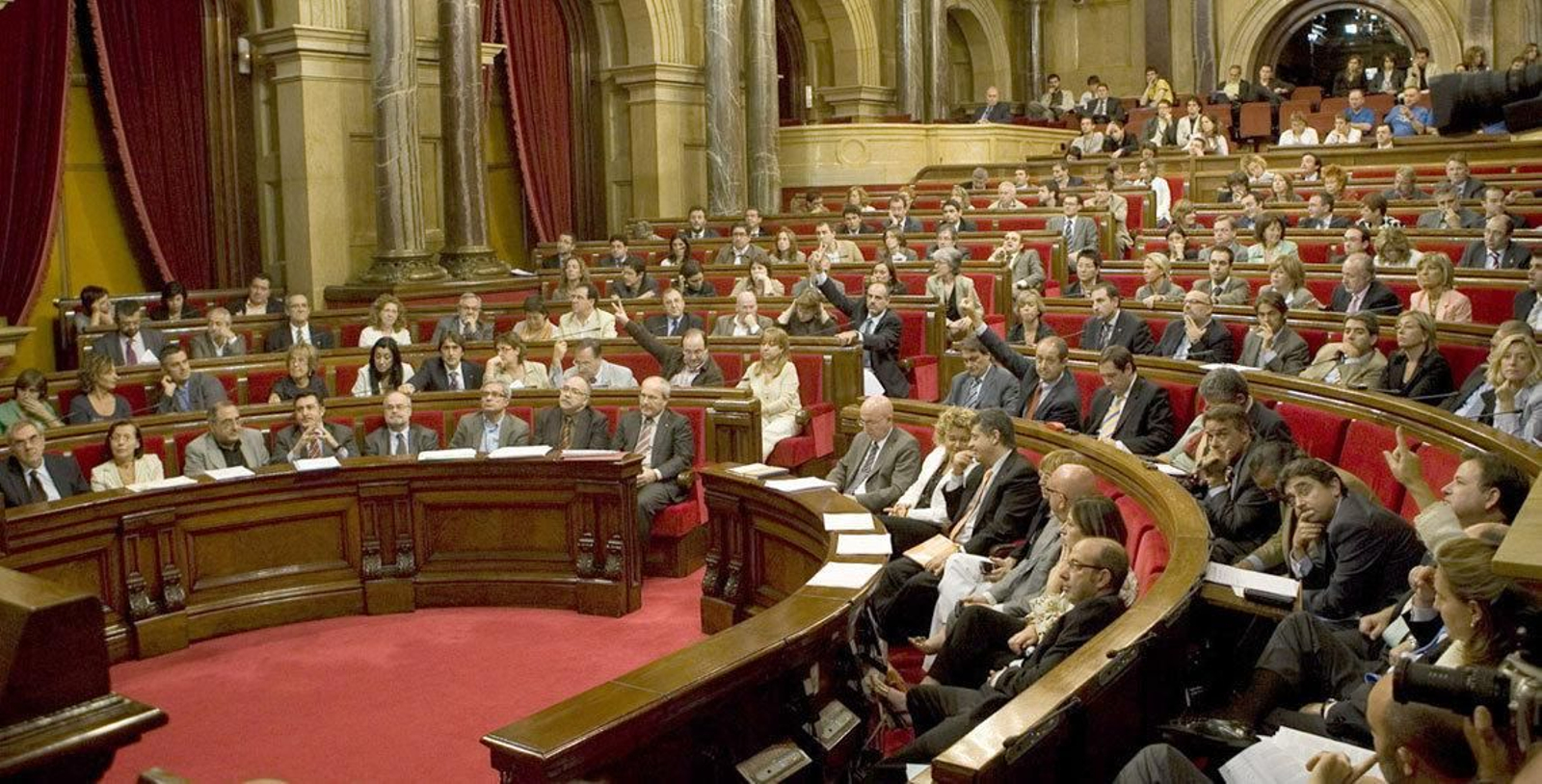 Sesión de trabajo en el Parlamento catalán.