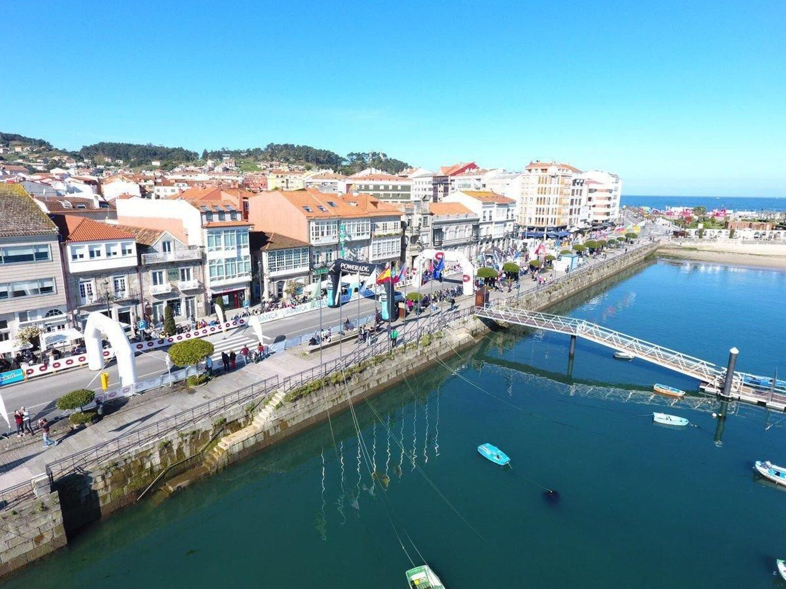 Imagen aérea de la meta de la pasada edición de la Vig-Bay, en Baiona, tomada por uno de los drones.