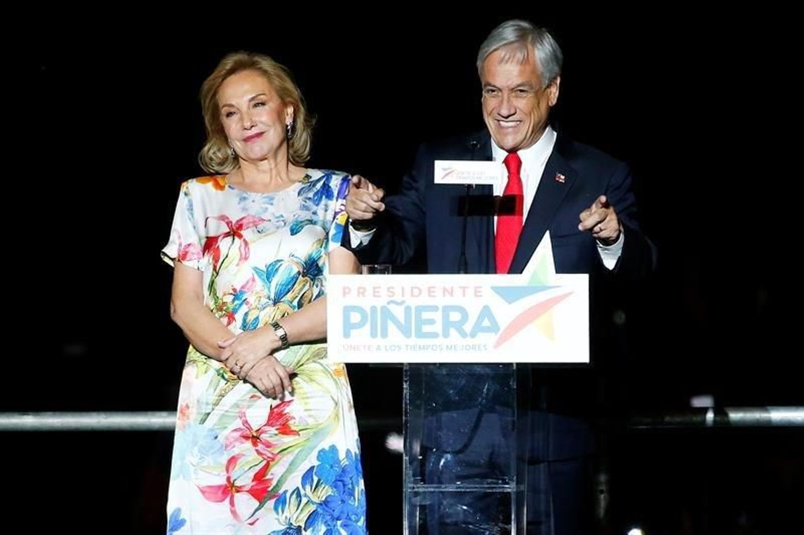 El presidente electo de la coalición Chile Vamos, Sebastián Piñera (d), acompañado por su esposa Cecilia Morel (i)