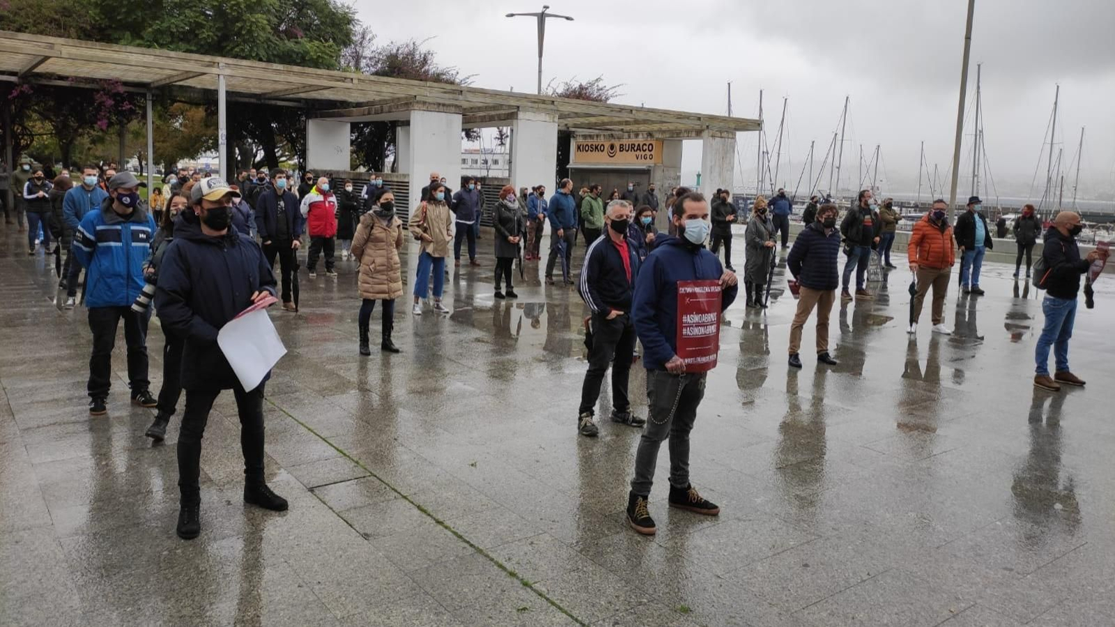 Más de un centenar de hosteleros de Vigo se concentran ante la Xunta