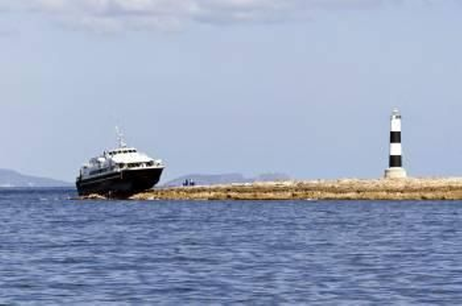 Imagen del ferry que encalló en un islote en Formentera. (Foto: EFE)
