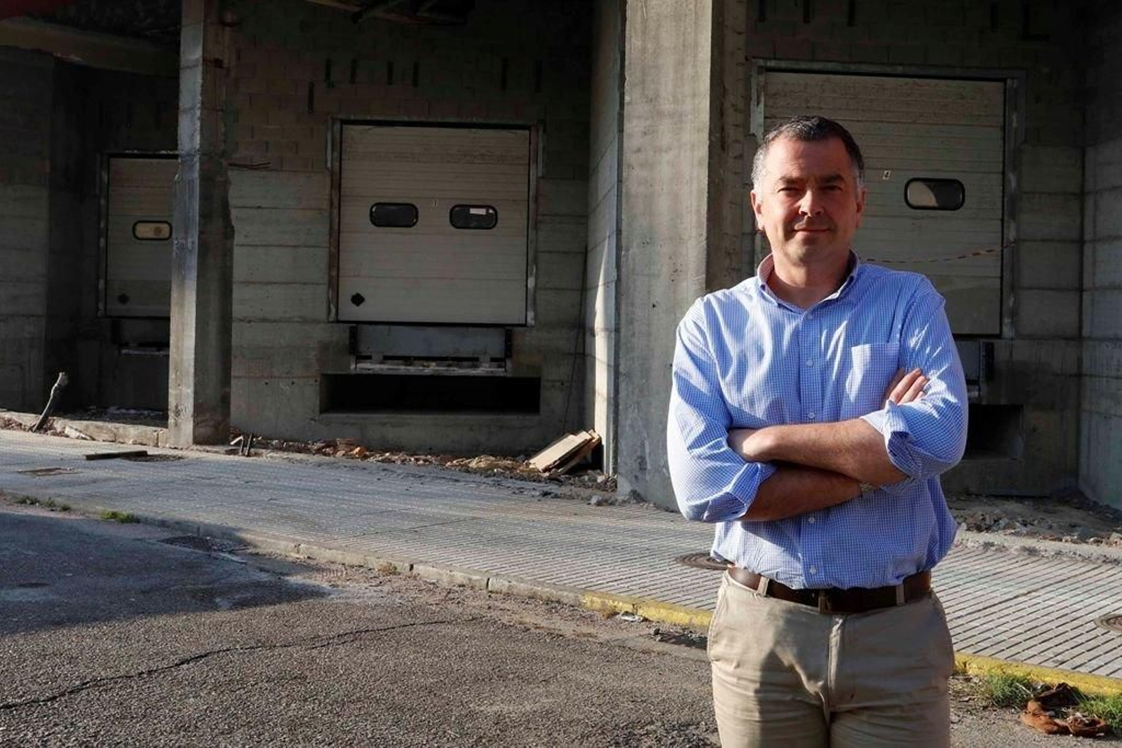 Gonzalo López, a la puerta de la nave de Frigalsa Beiramar, en proceso de reconstrucción.