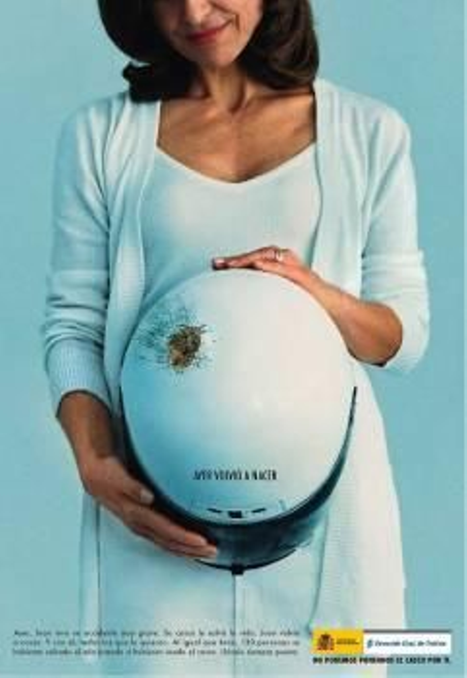 Cartel de la campaña de la DGT sobre la conciencación del uso del casco.