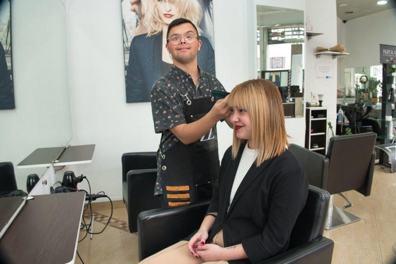 Antón, en una clase de peluquería.