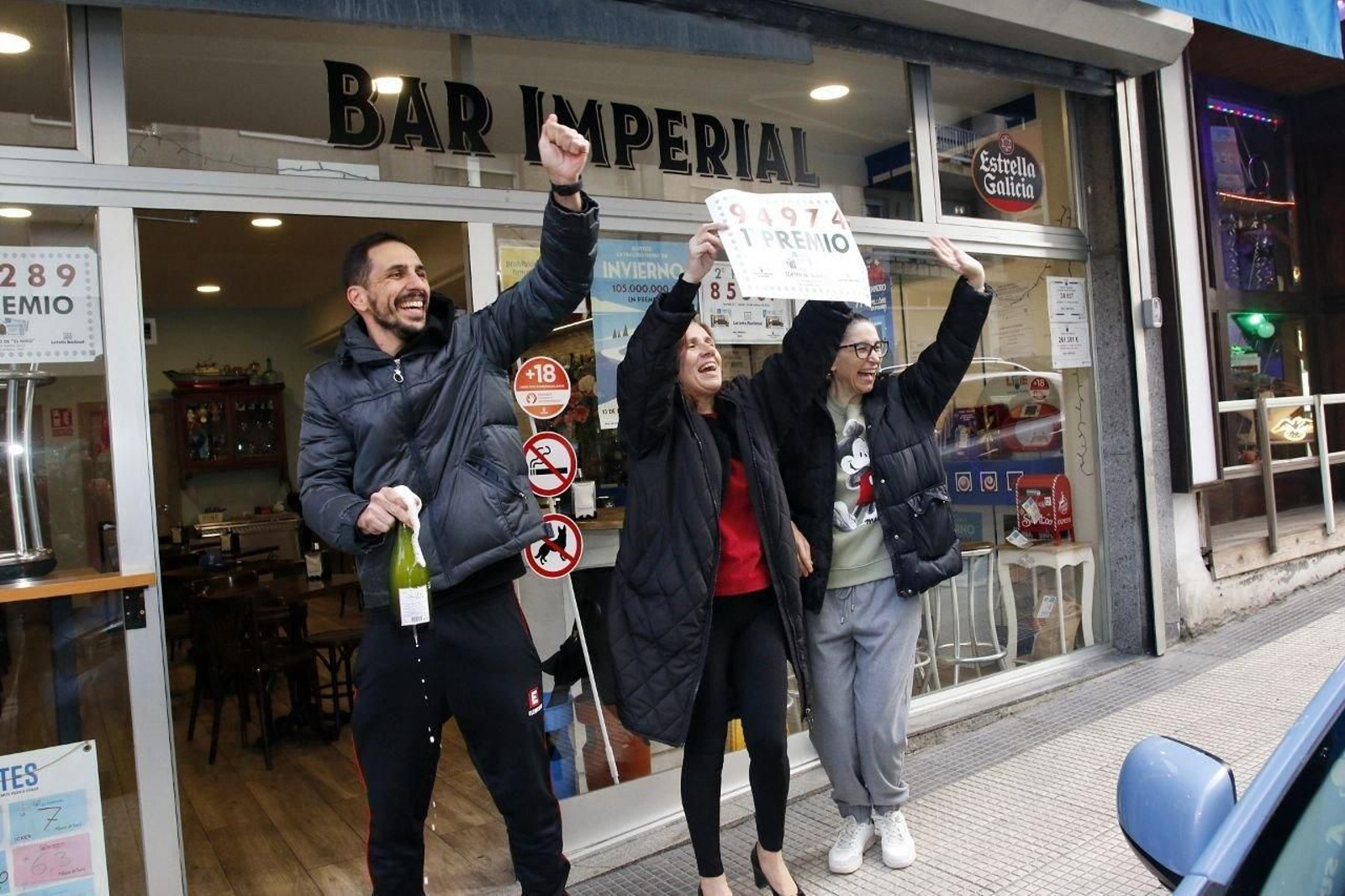 Fiesta en el Bar Imperial.