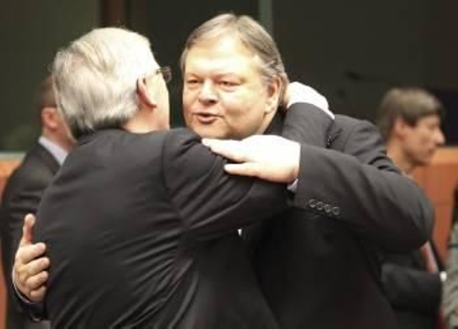 El presidente del Eurogrupo Jean-Claude Juncker (i) saluda al ministro griego de Finanzas Evangelos Venizelos . EFE