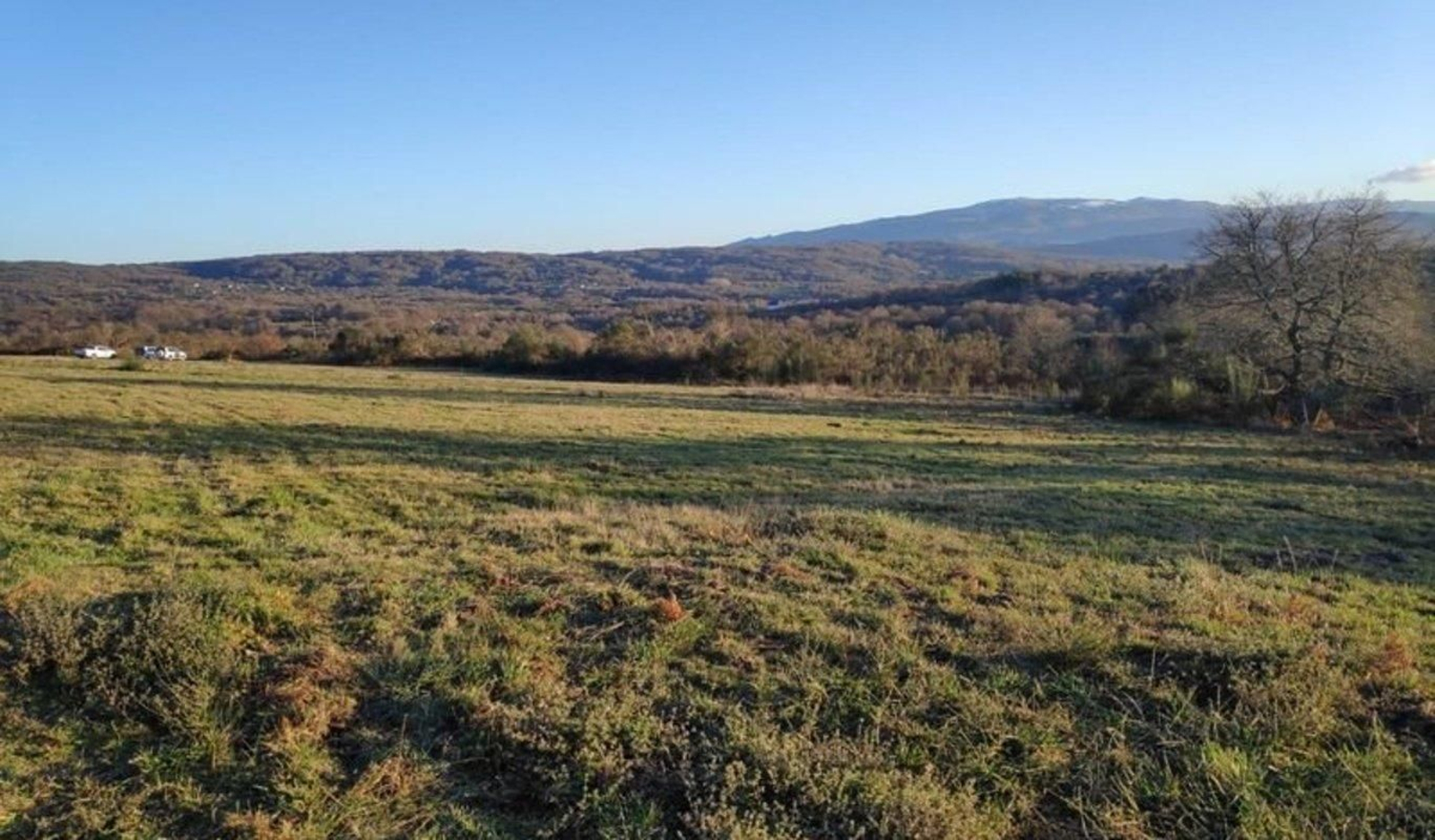 Lugar del fallecimiento. Al fondo, coches de la Guardia Civil y del GES.