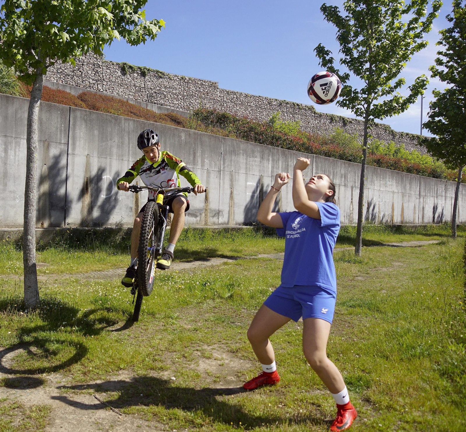Noelia es jugadora del Sárdoma, mientras que Raúl es ciclista del Coruxo.