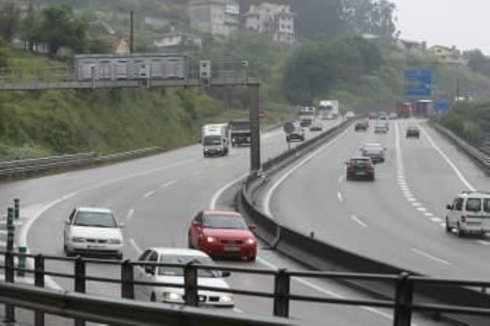 Radares de la DGT ocultos en un arco luminoso en la Autovía Vigo-Porriño, en la bajada de Puxeiros. (Foto: ALBERTE)