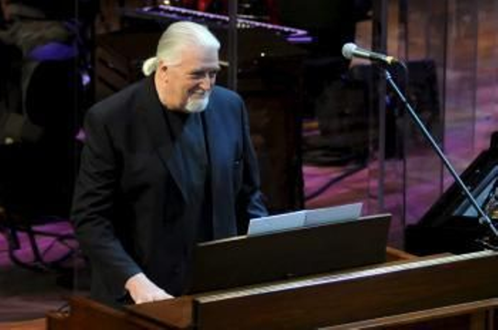 El músico británico Jon Lord, uno de los fundadores del grupo de rock Deep Purple y compositor de su tema más famoso, 'Smoke On The Water', murió ayer a los 71 años.