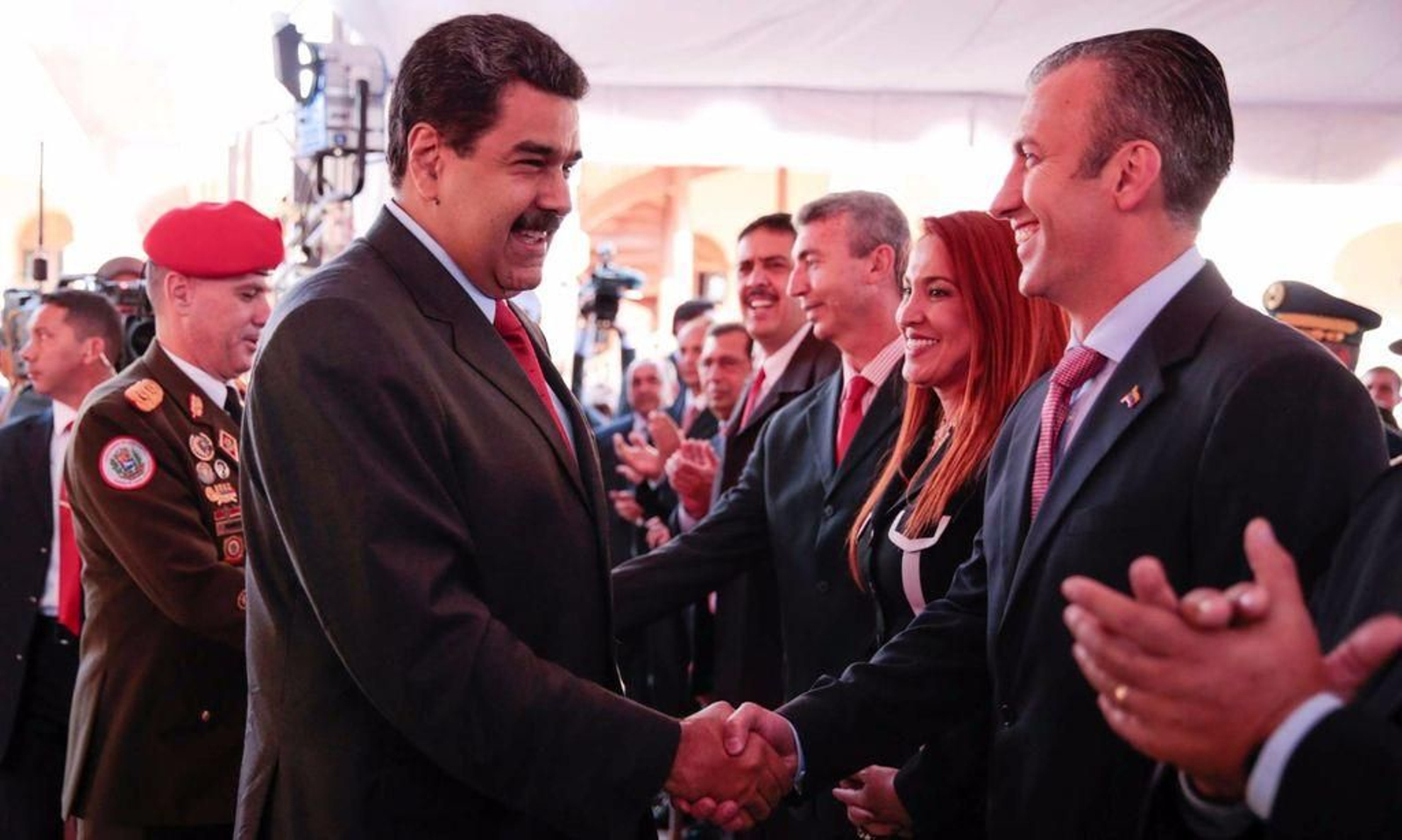 El presidente de Venezuela, Nicolás Maduro, estrecha la mano a Tareck El Aissami, nuevo ministro del petróleo.