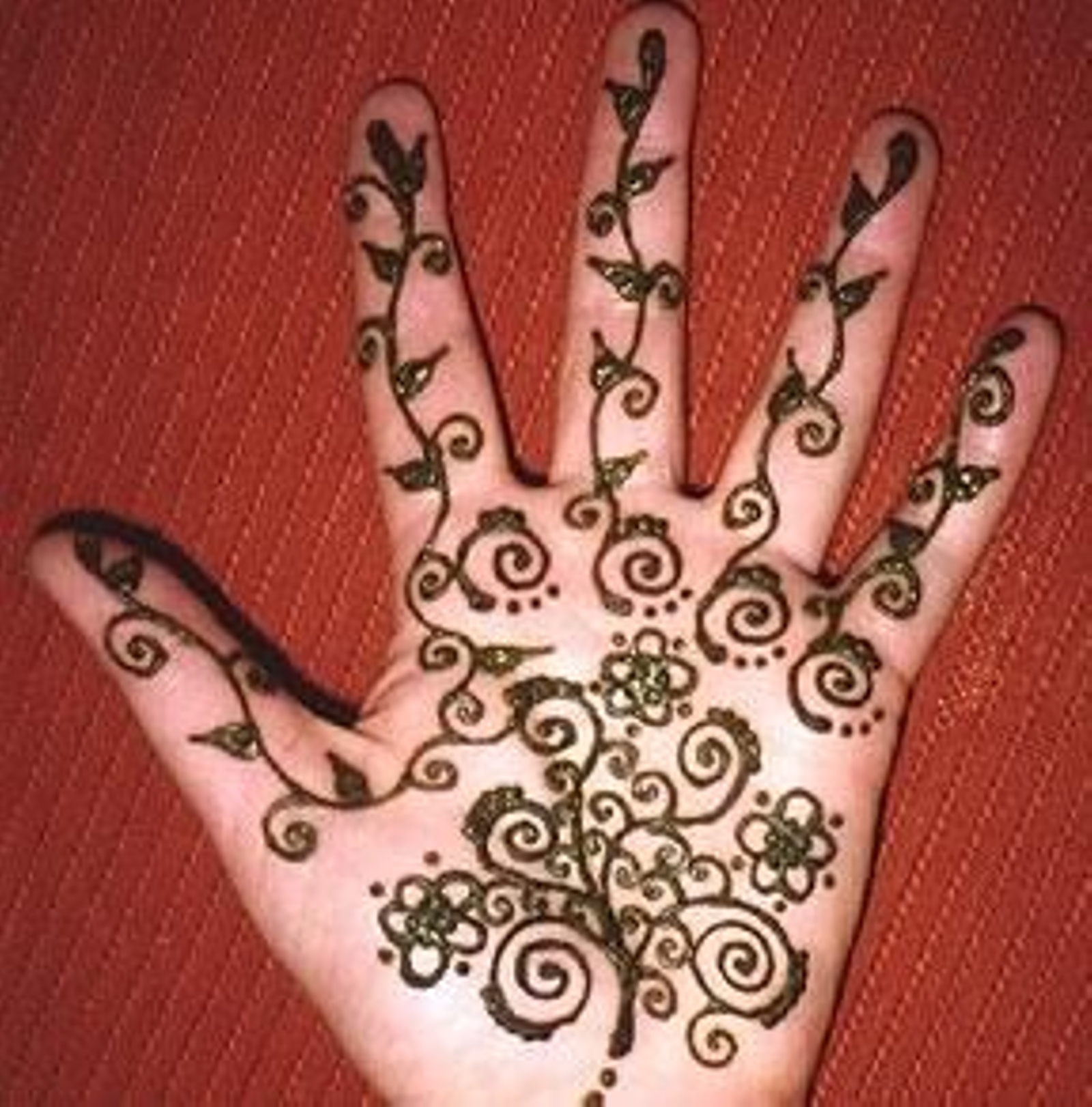 Mano tatuada con henna negra. (Foto: Archivo )