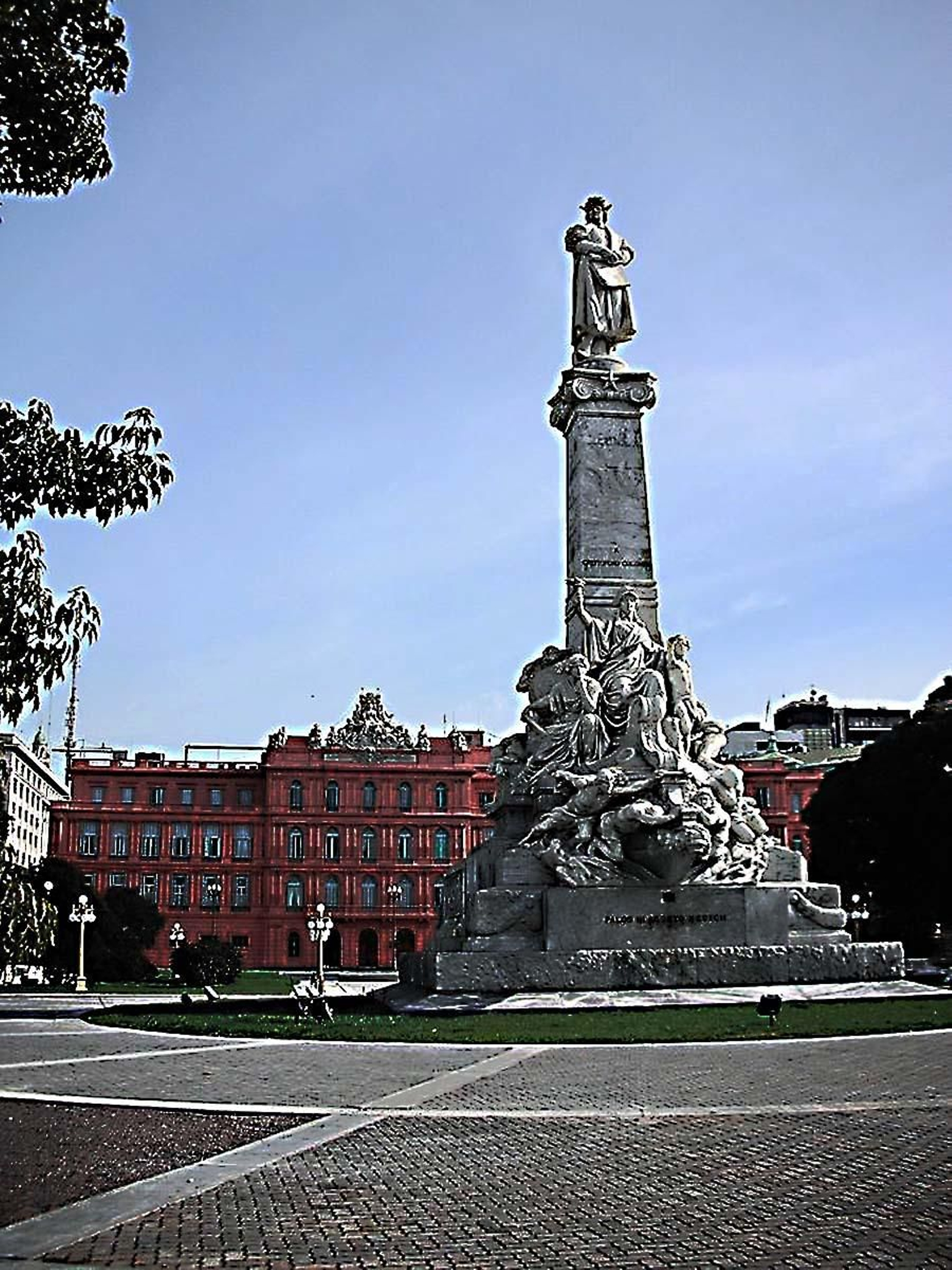 Monumento a Colón en la Plaza detrás de la Casa de Gobierno en Buenos Aires. Foto: Richie Diesterheft