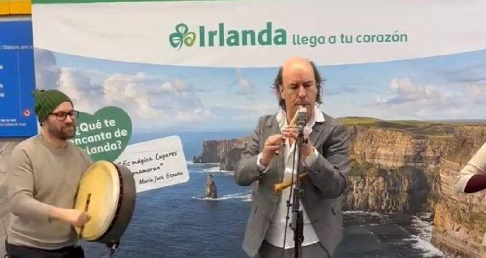El vigués Carlos Núñez sorprende con una actuación en el metro de Madrid en la Semana de Irlanda. // X