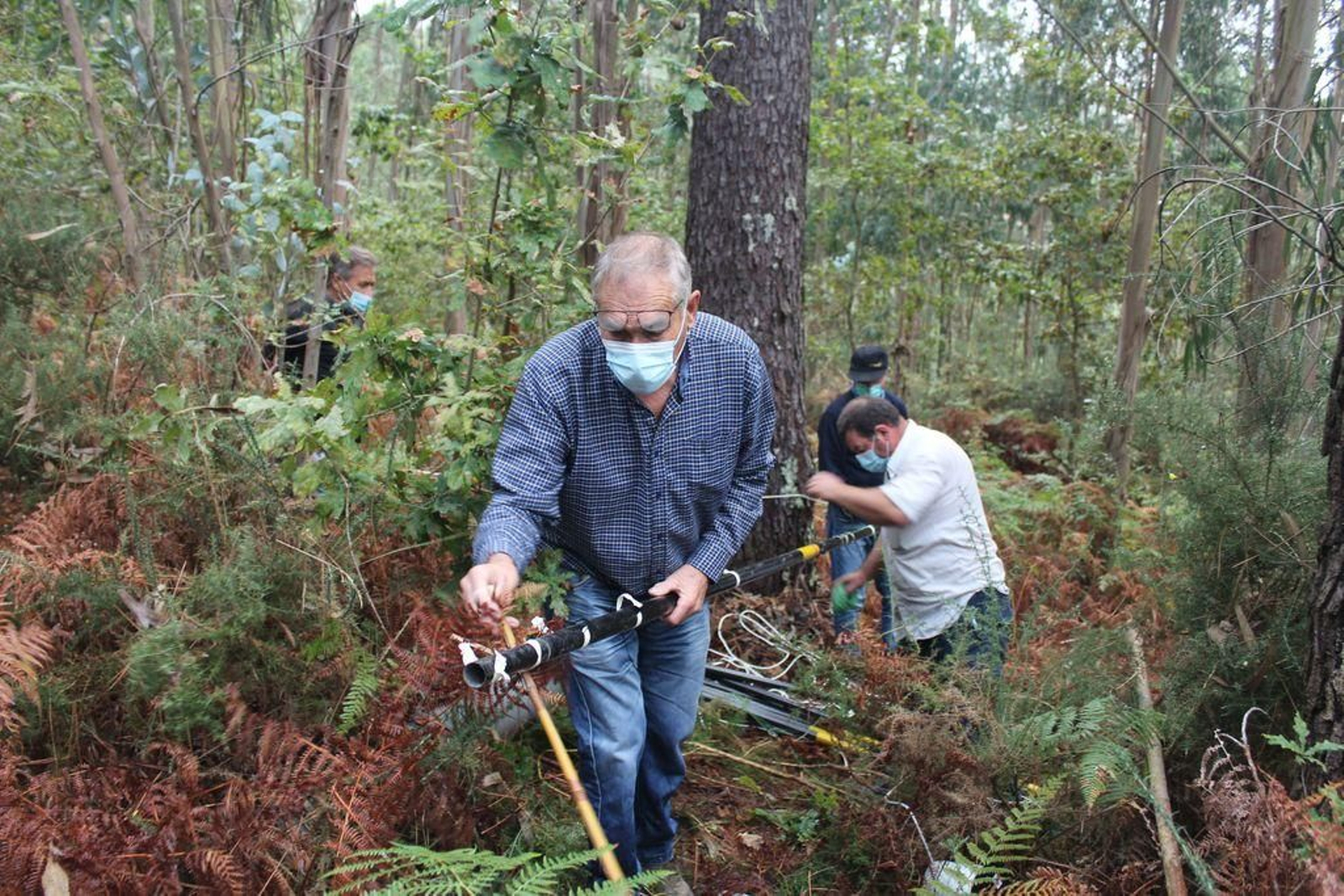 El edil Alfonso Vázquez junto a dos voluntarios.