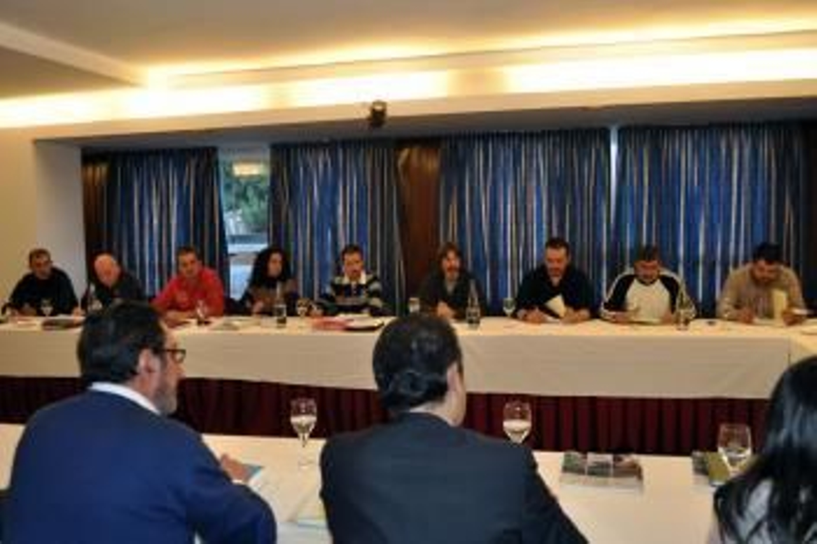 En la mesa de los sindicatos estaban UGT, CC OO y CIG. La reunión de ayer duró más de 10 horas.