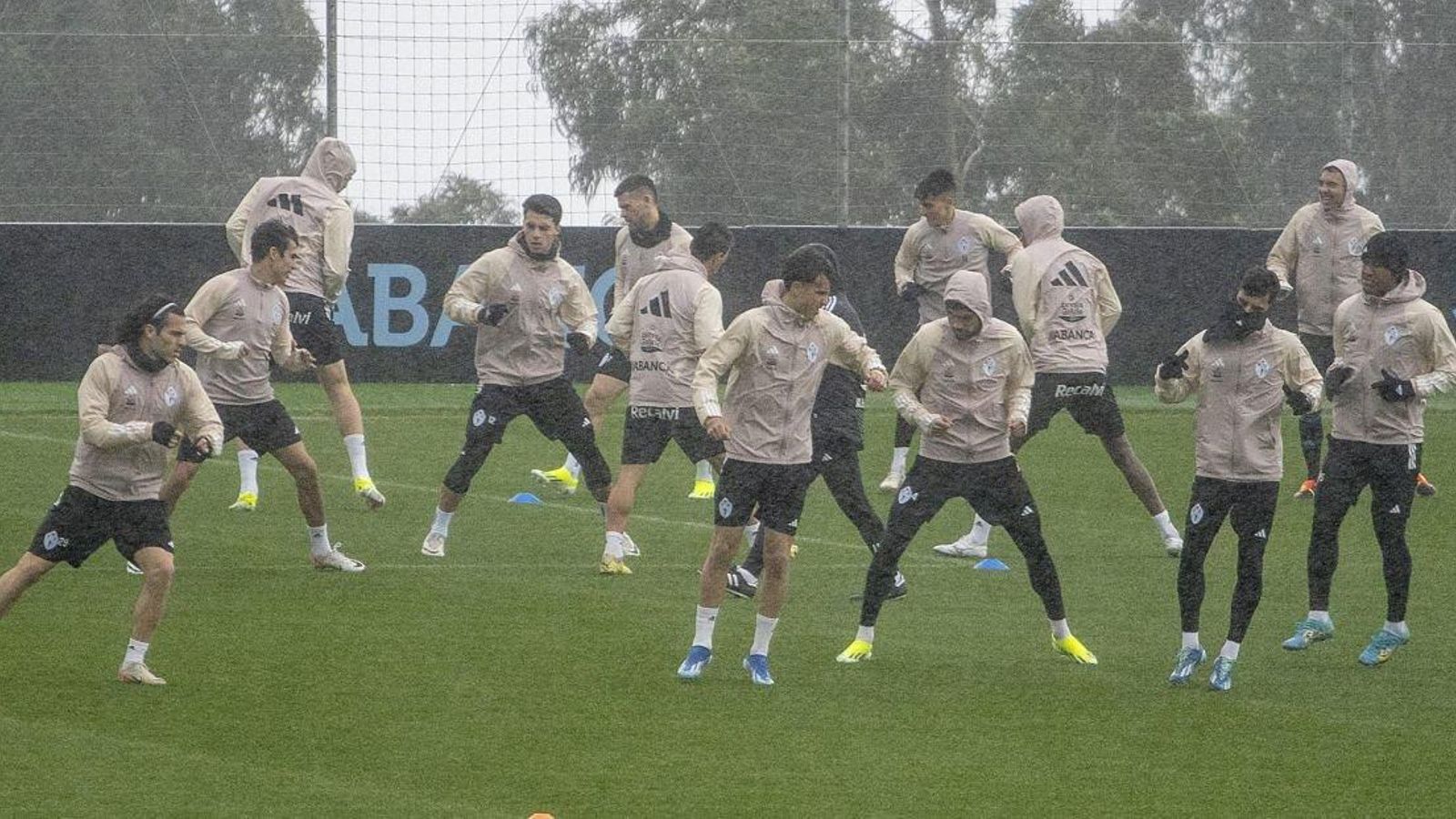 La plantilla del Celta, durante el entrenamento de ayer en Afouteza para preparar el partido de esta tarde ante el Betis.