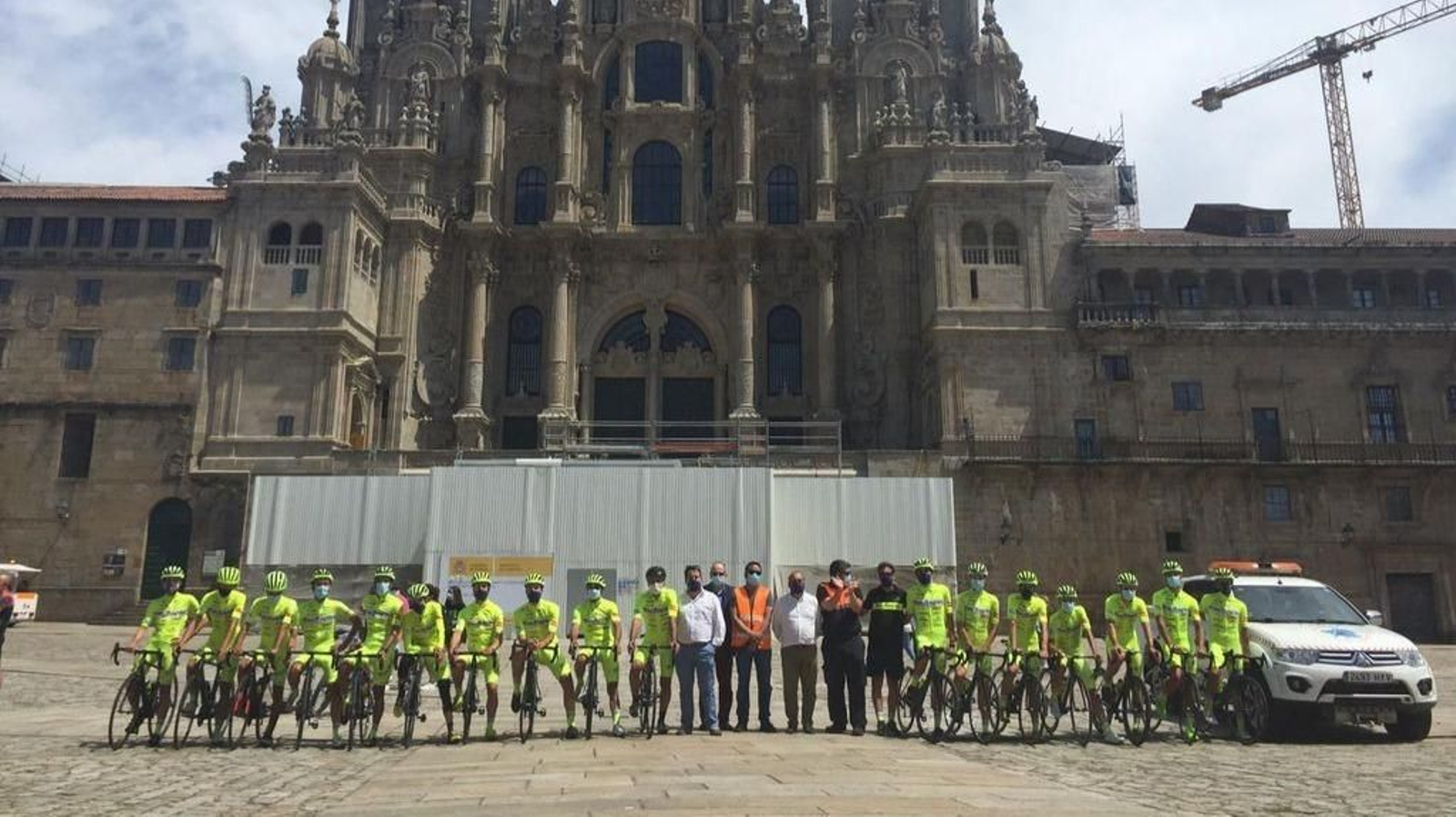 Los miembros del Rías Baixas inmortalizaron el momento con una foto ante la fachada do Obradoiro.