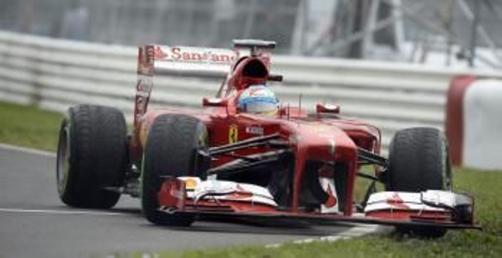 Fernando Alonso, en una salida de pista.