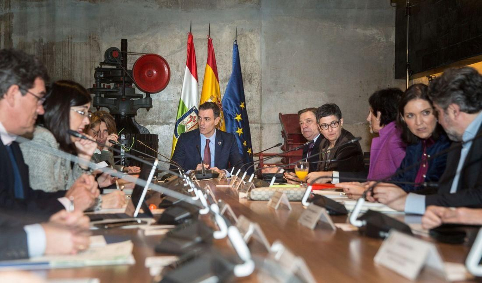 Pedro Sánchez, en el centro, preside en Logroño la Comisión del Reto Demográfico. (Foto: Abel Alonso)