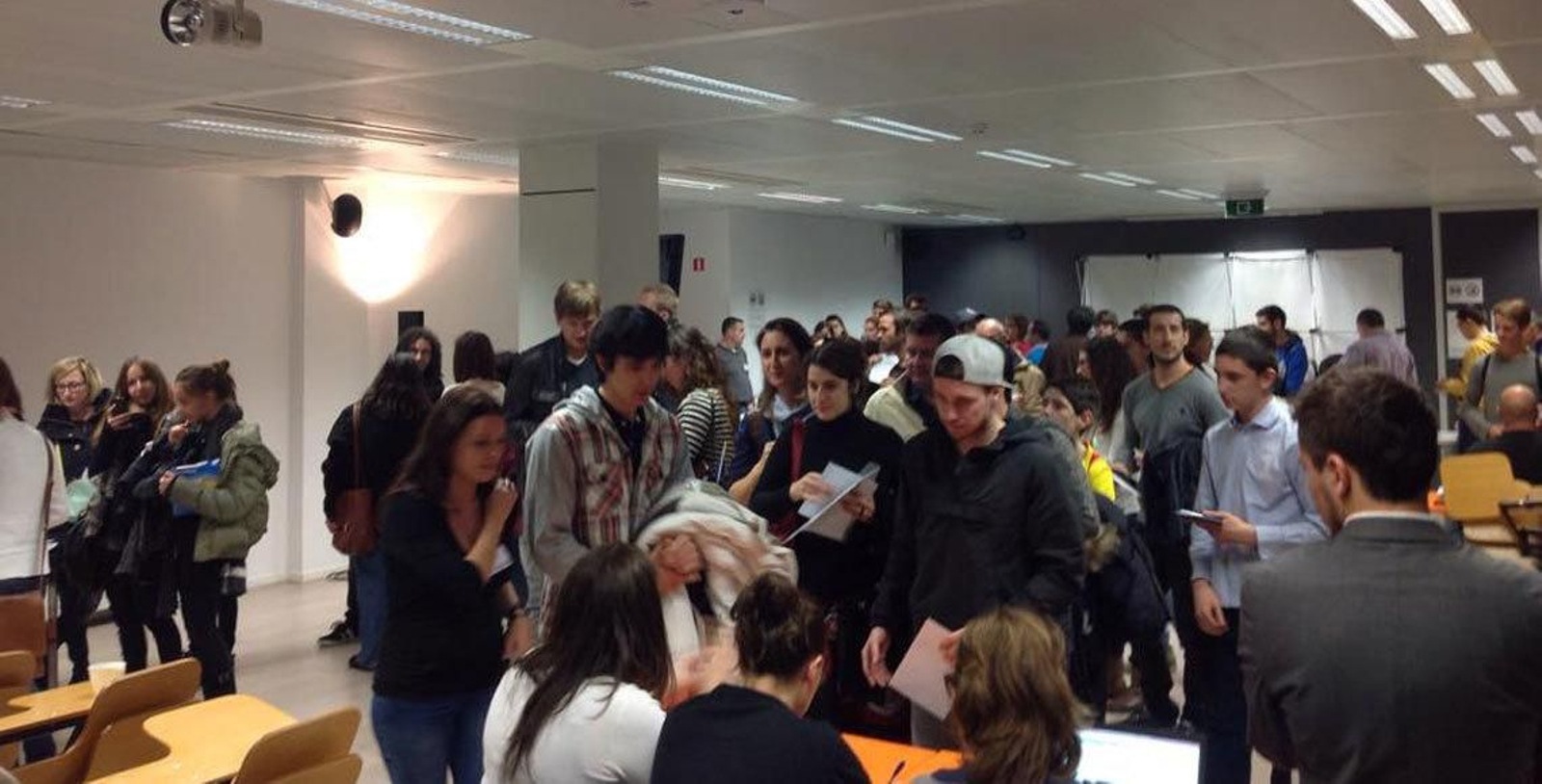 Españoles participando en el proceso del referendum catalán del 9-N.