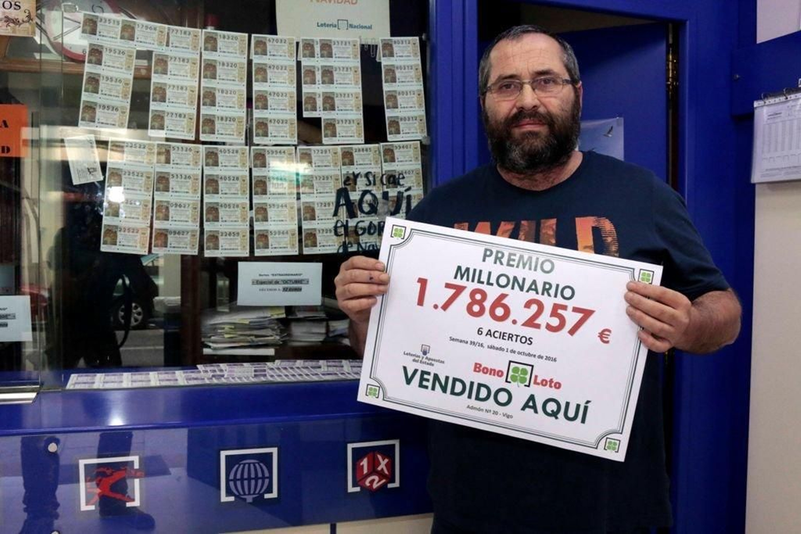 El lotero, José Benito González, con el cartel con el último premio que cayó en Vigo.