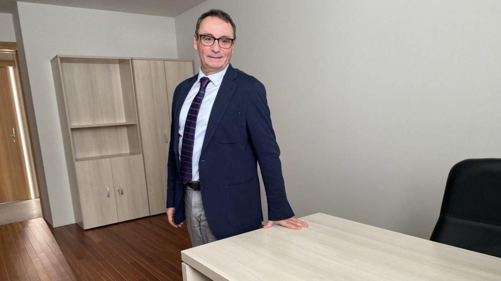 El director xeral de Xustiza visitó ayer la sección sexta y el despacho que ocupará la nueva magistrada.