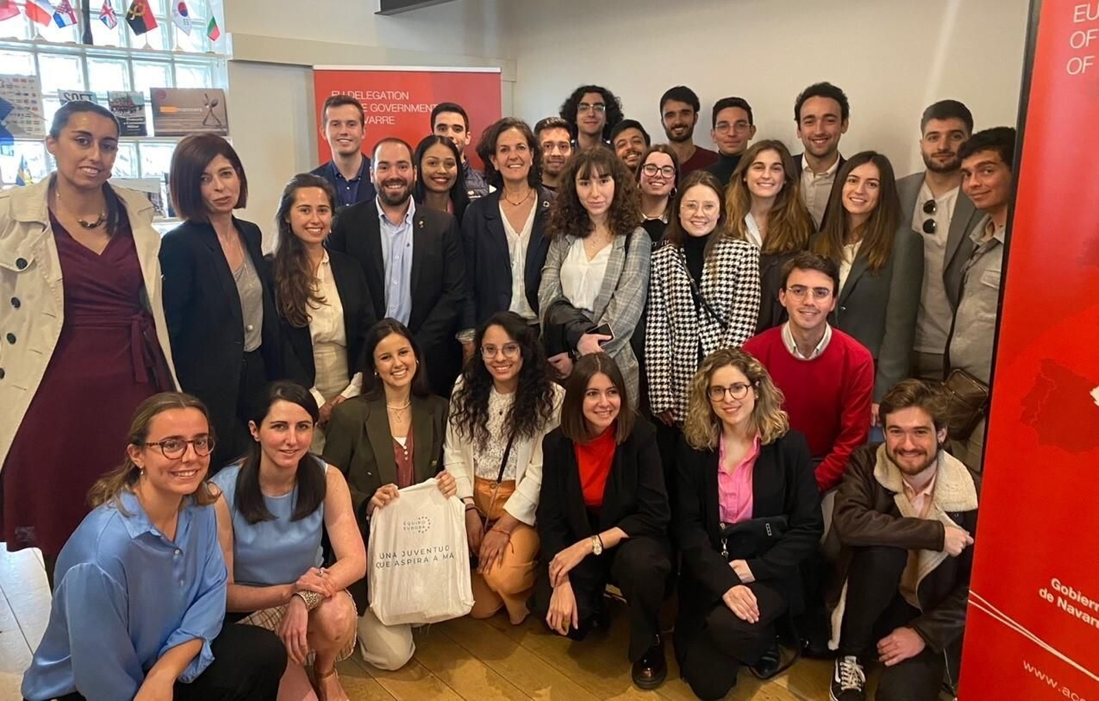 La consejera Gómez y el director general de Acción Exterior, Sergio Pérez, junto a los y las jóvenes del Equipo Europa