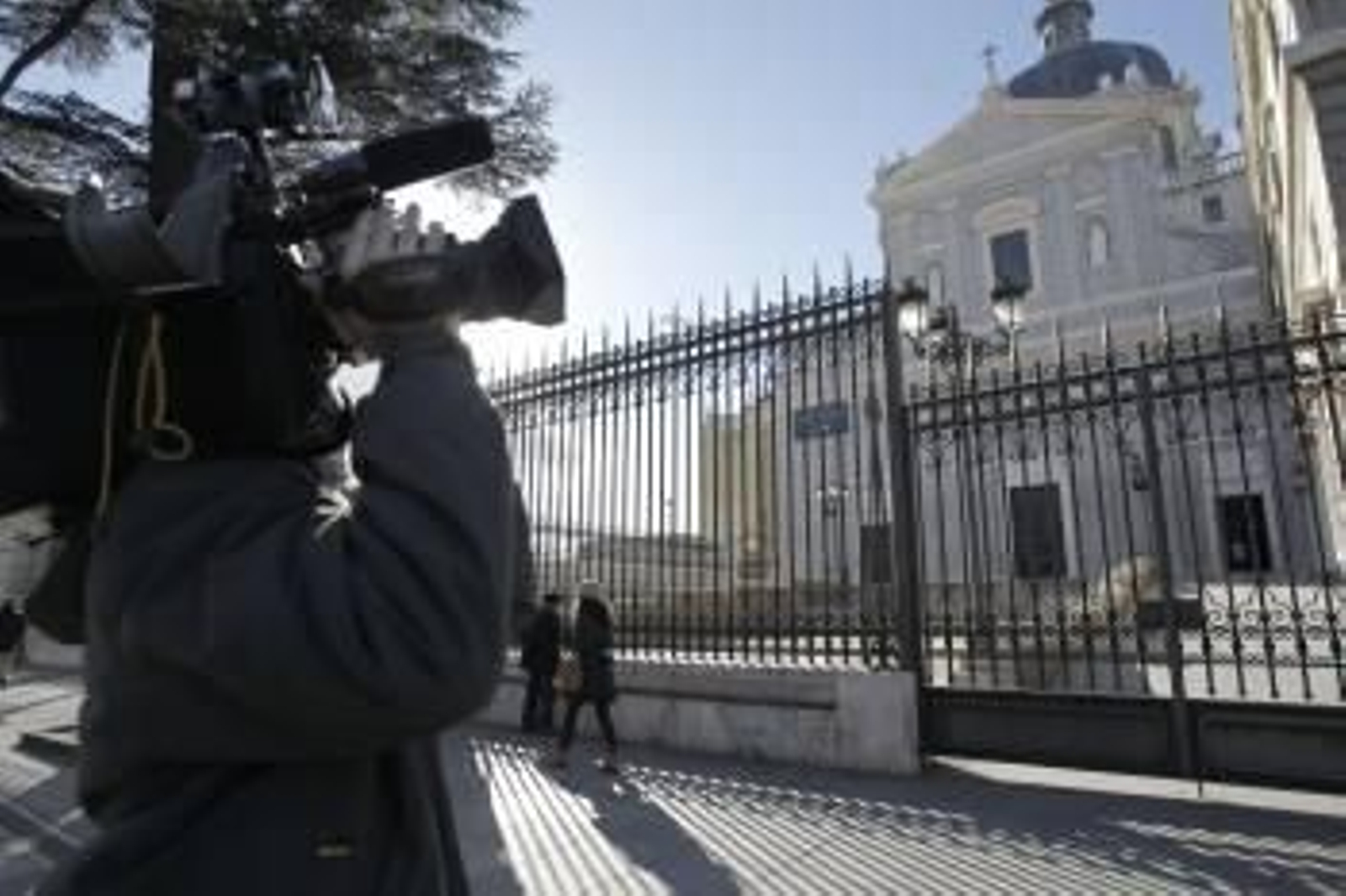 Un cámara toma imágenes de La Almudena, donde la Policía desactivó un artefacto explosivo. (Foto: KIKO HUESCA)