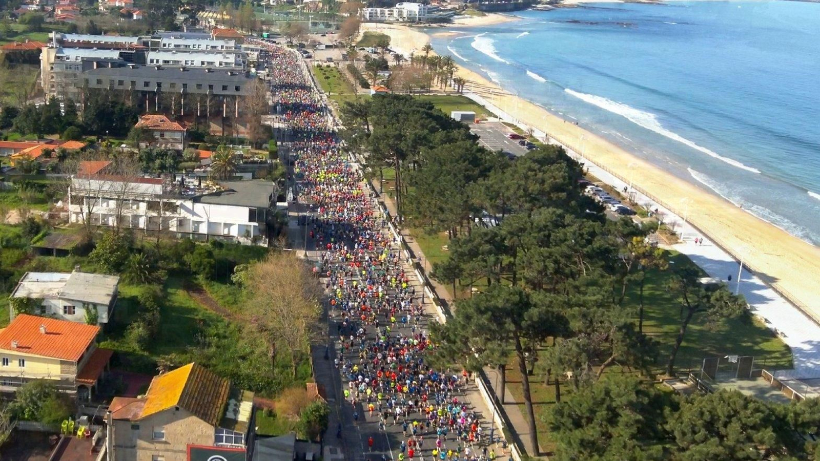 Salida de los corredores en la Vig-Bay 2024 con la playa de Samil a un lado. // Policía Local