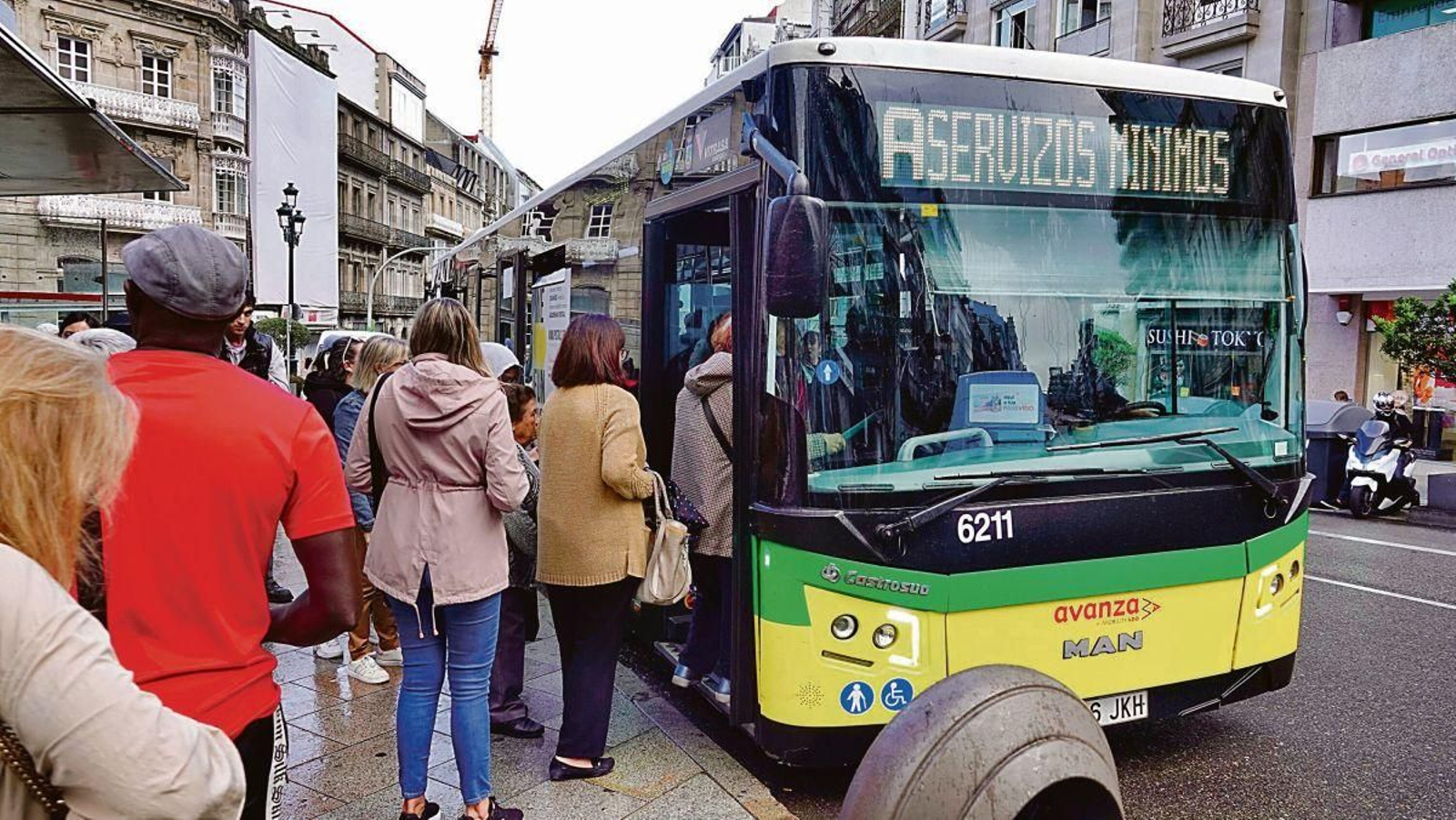 Los trabajadores de la concesionaria de transporte de Vigo, Vitrasa, están en huelga.
