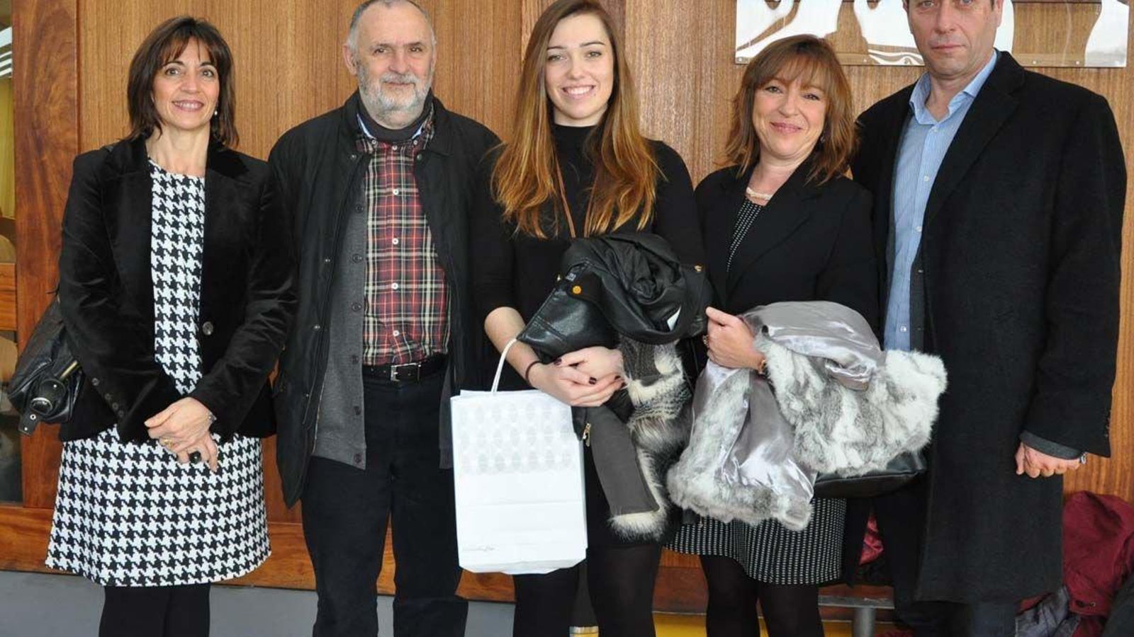 Elena arias (en el centro)