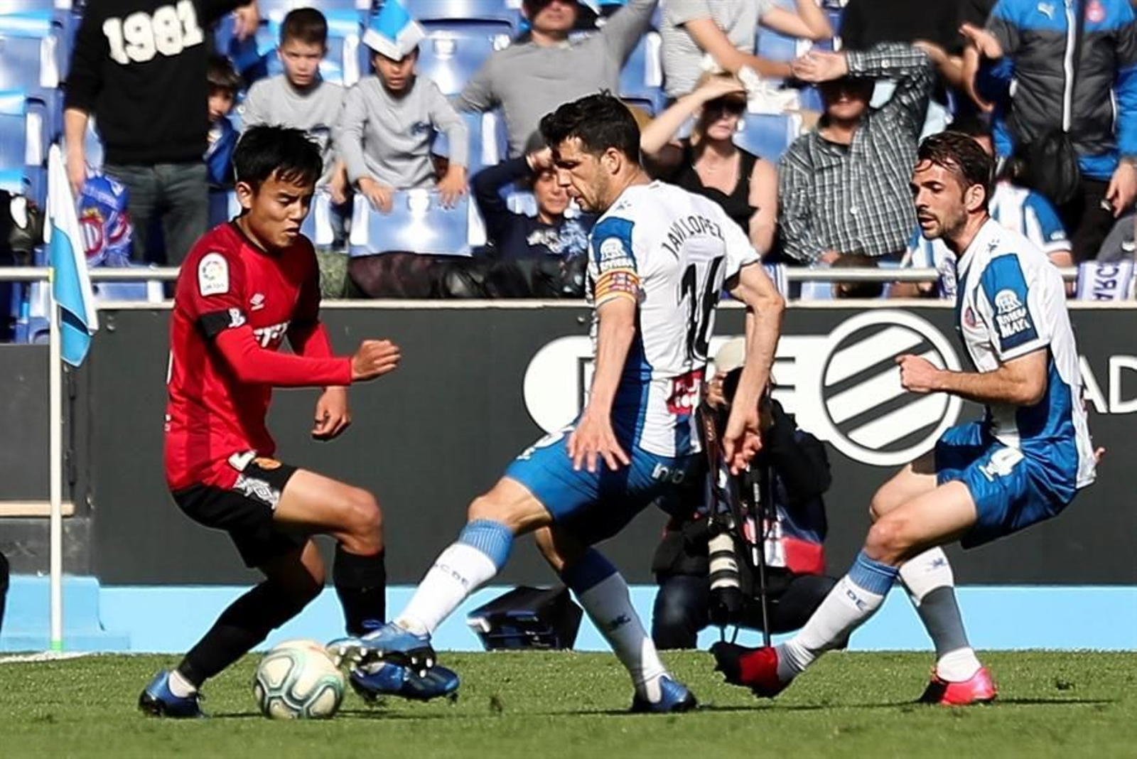 El jugador del RCD Mallorca, Takefusa Kubo (i), controla el balón ante Javi López, del RCD Espanyol