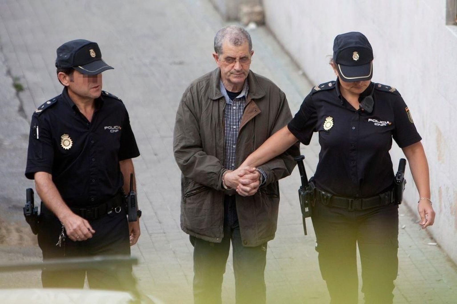 Miguel, ayer, a su llegada a la Audiencia en Pontevedra, con el mismo atuendo que el día anterior.