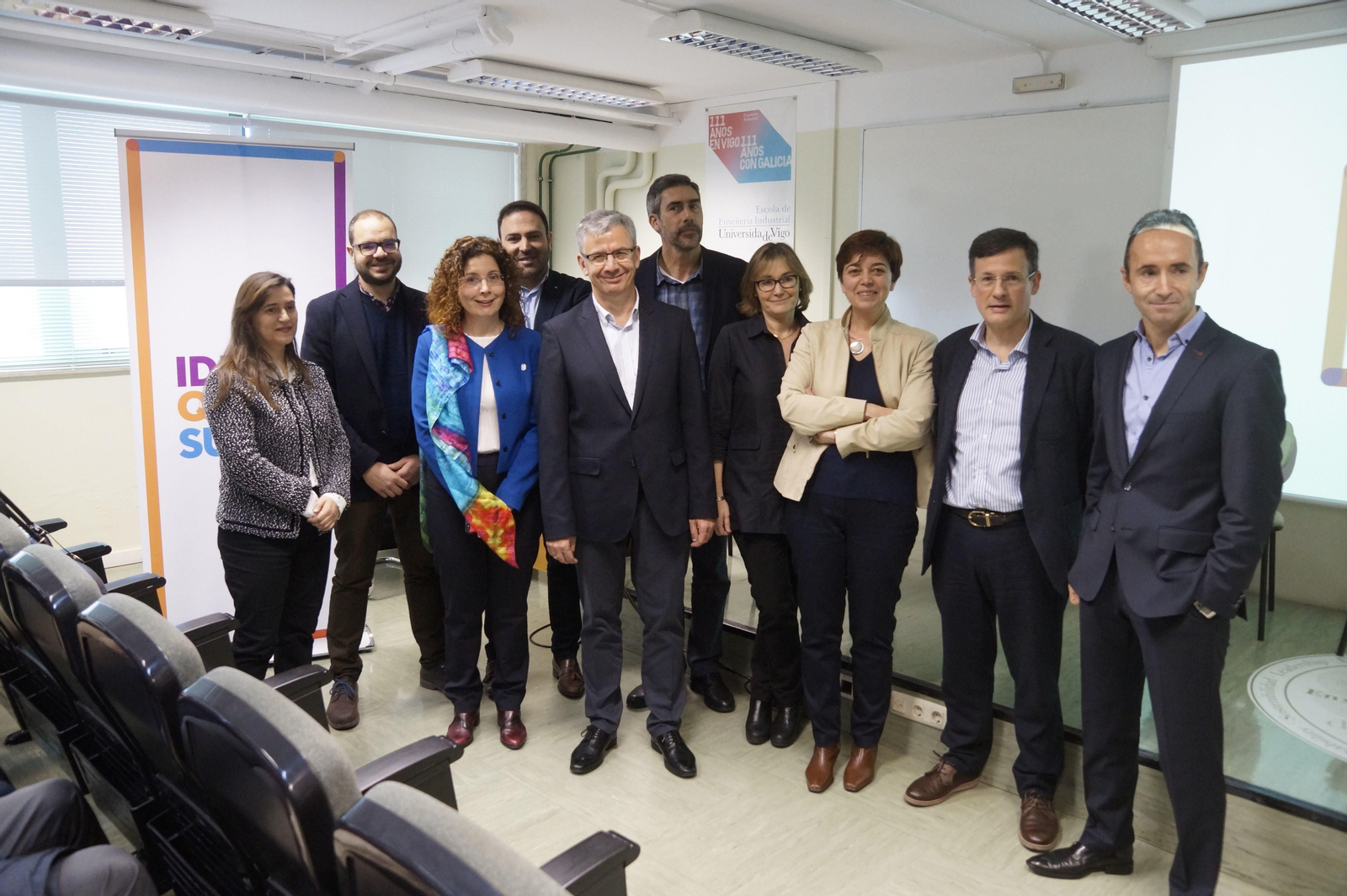 El candidato a rector por la Universidad de Vigo, Emilio Fernández, con parte de su equipo.