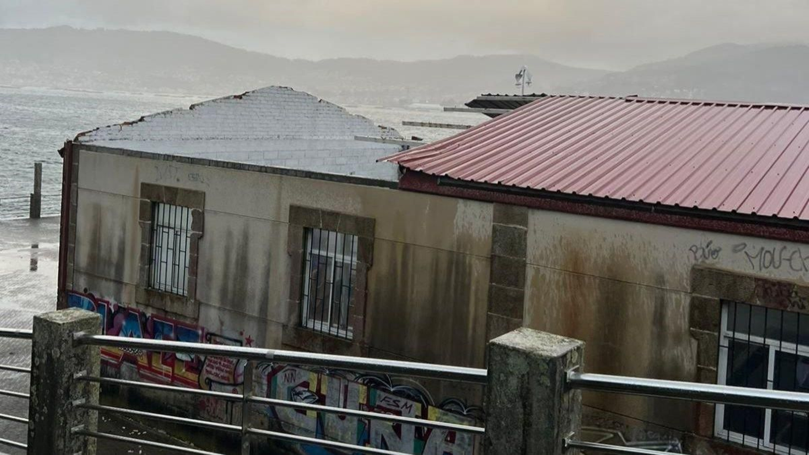 El club de remo Virxe da Guía quedó sin parte del tejado desde la pasada semana.