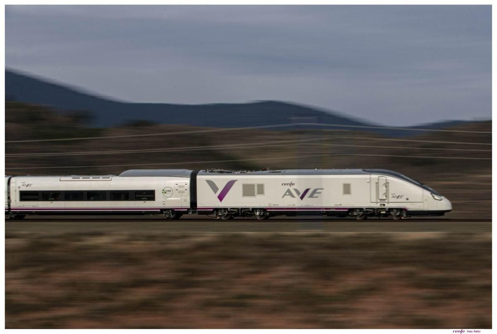 Un Talgo Avril S106 circulando en su modo en pruebas.