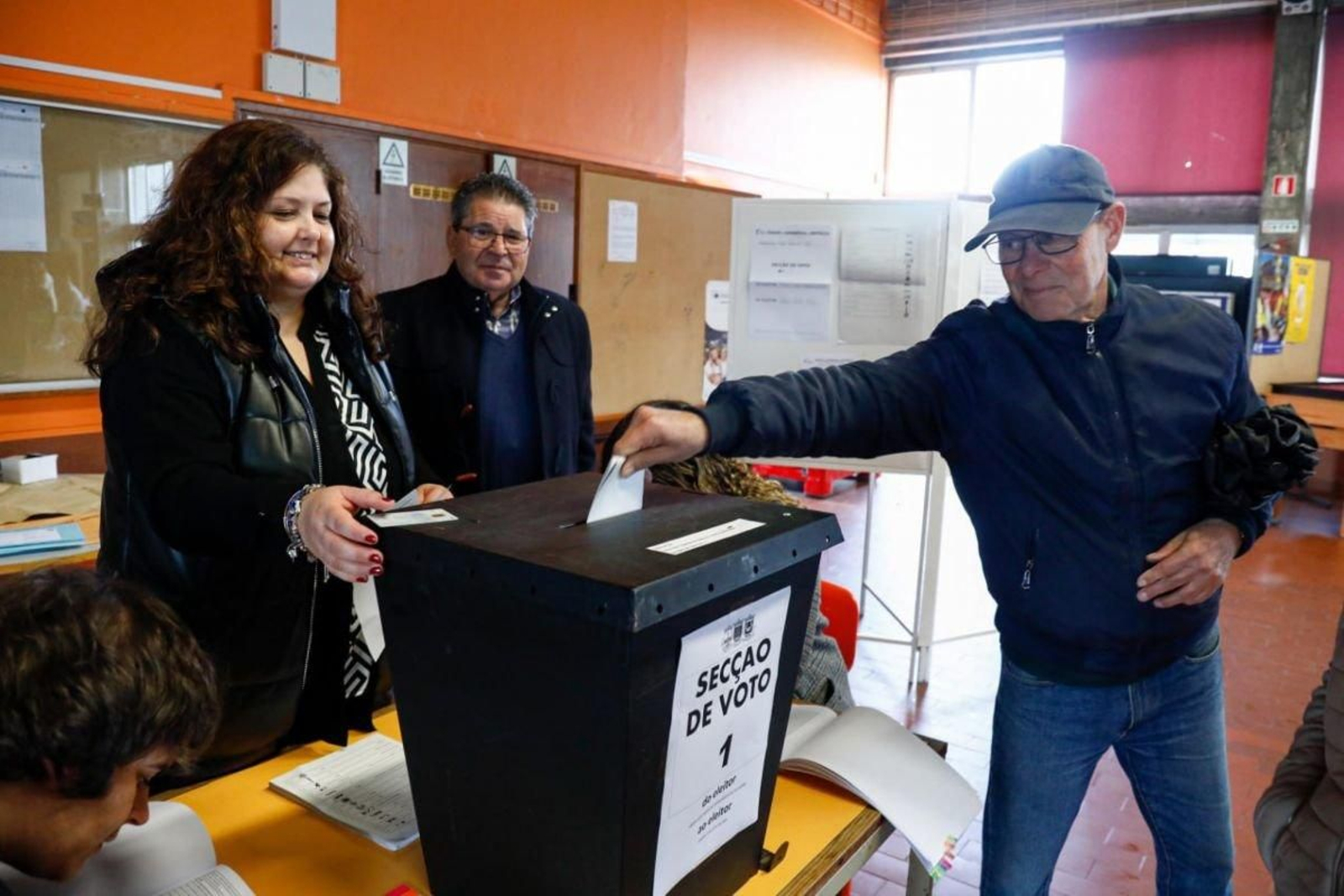 Un vecino de Valença, ayer, emitiendo su voto en el colegio de Muralhas do Minho.