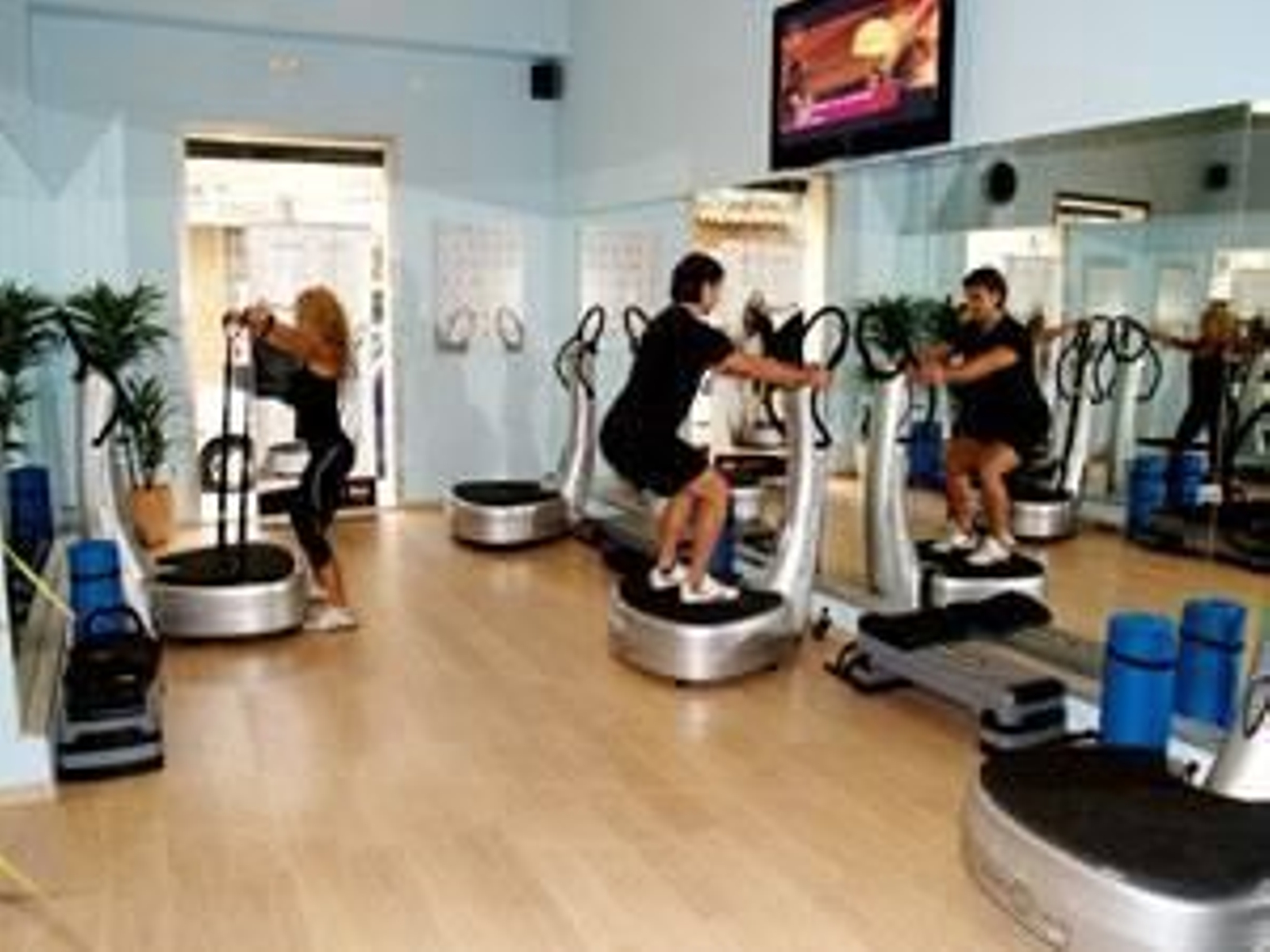 Una plataforma vibratoria en un gimnasio.