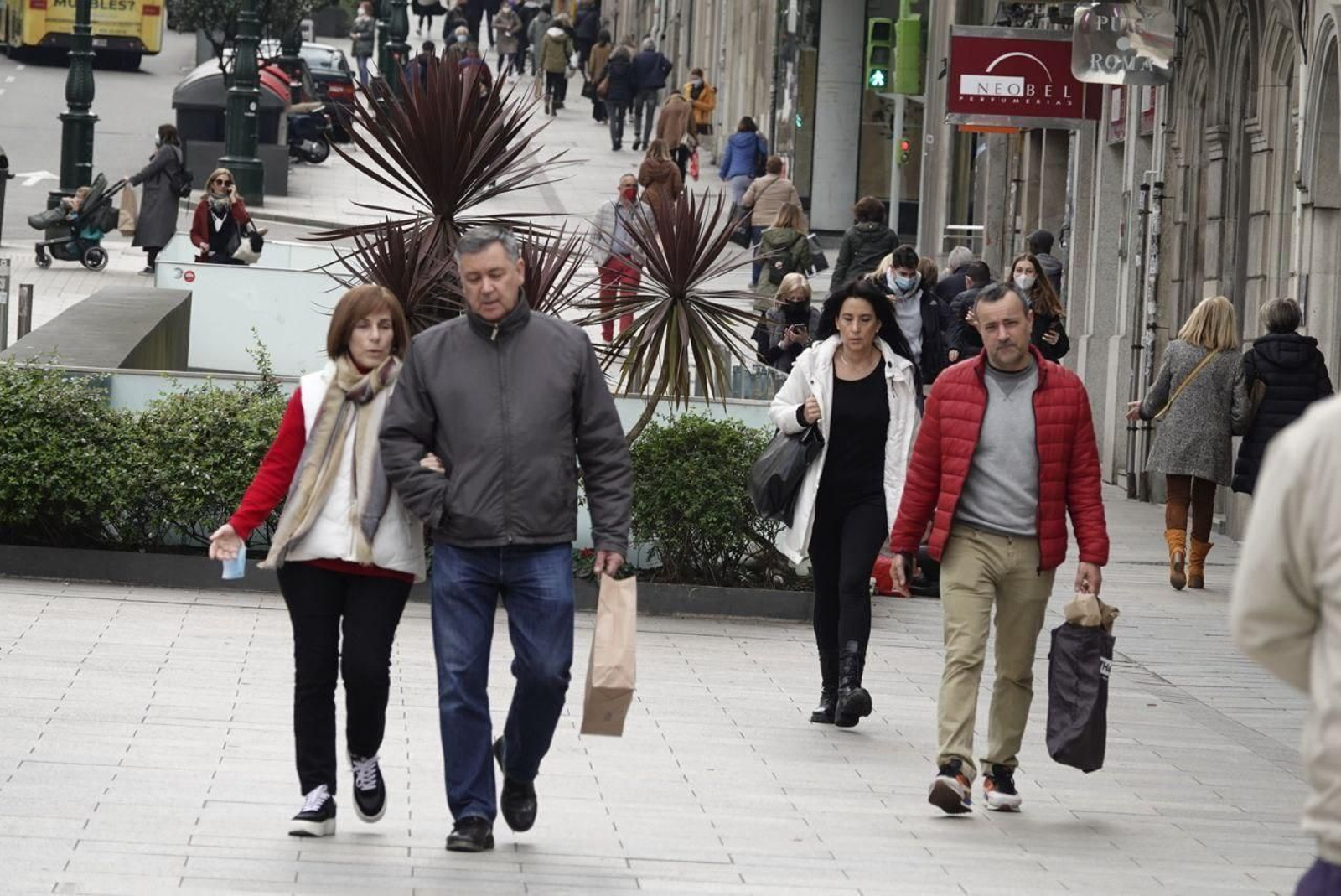 Vigueses el primer día sin la obligatoriedad de llevar mascarilla en exteriores.