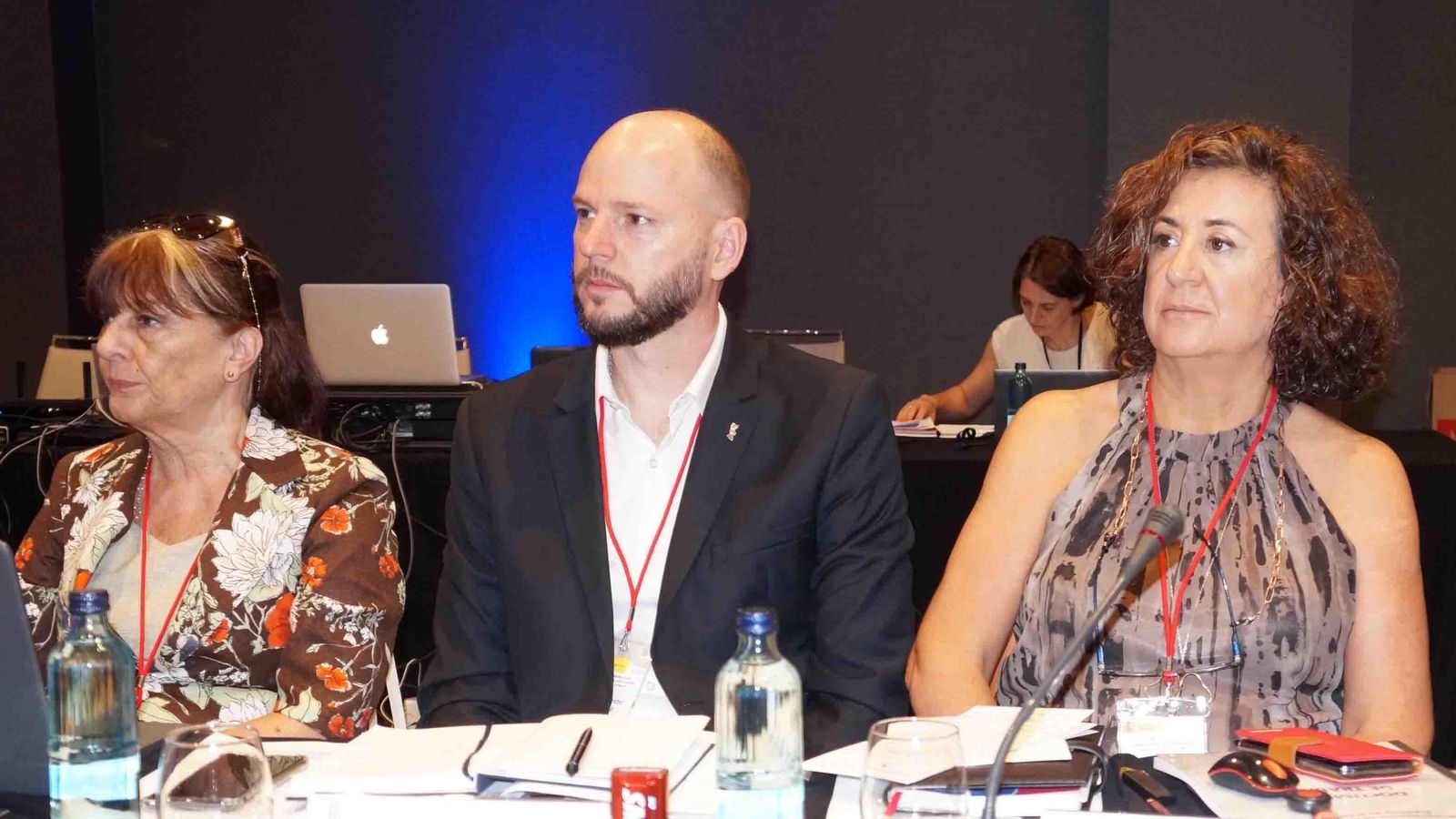 Derecha: Nuria Fernández, con consejeros por Argentina, en Madrid, en el Pleno de constitución del actual mandado del CGCEE