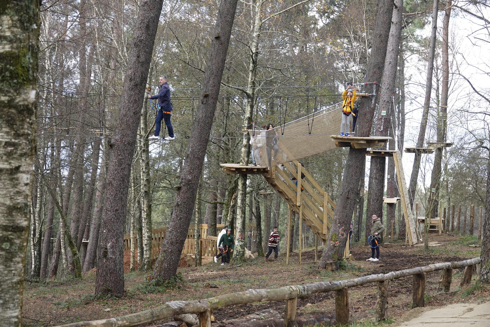 Visitantes disfrutando de las actividades del parque de aventuras de Beade // Vicente Alonso