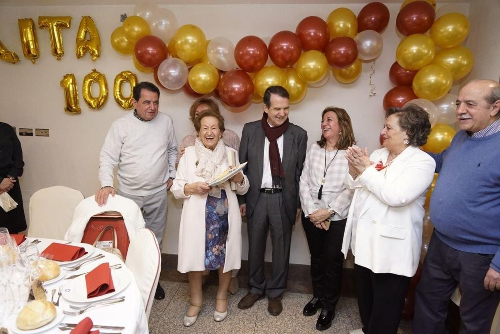 Ángela Castaño, rodeada de sus cinco hijos, recibió emocionada el obsequio del alcalde Abel Caballero.