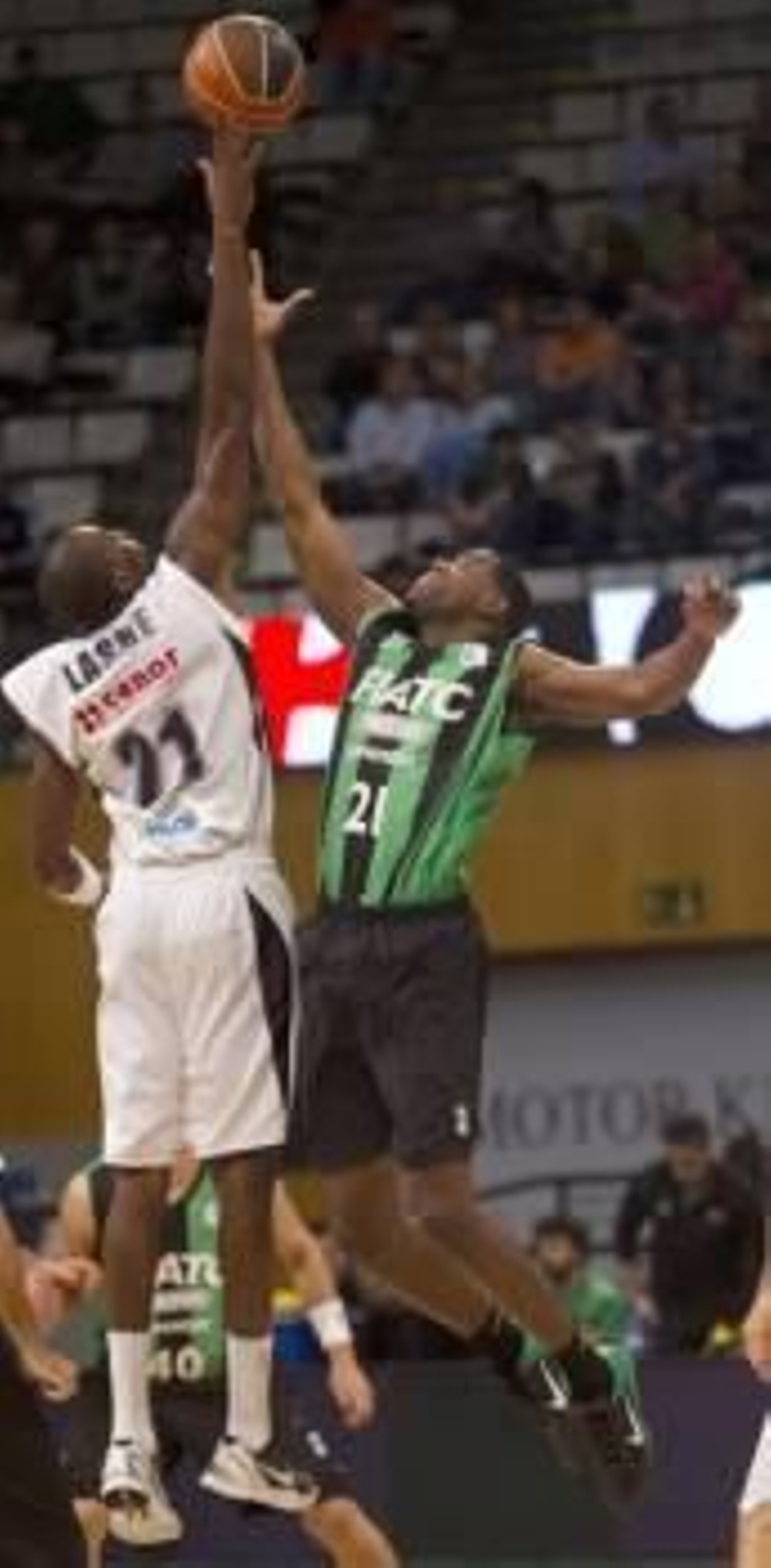Williams (d), del FIATC Mutua Joventut, salta por un balón con Lasme, del Blusens Monbus (Foto: EFE)